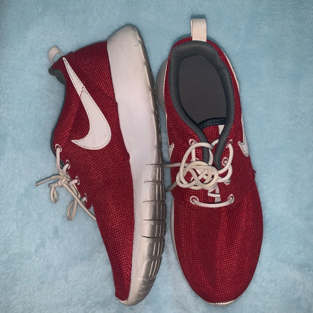 Red Nike Roshe
